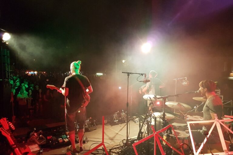 Livemusik-Event mit Bühnenbeschallung und Lichttechnik – professionelle Tontechnik von MEB für Konzerte und Open-Air-Veranstaltungen