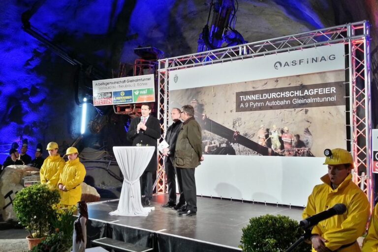 Veranstaltung mit individuell gebrandeter Bühne, Lichttechnik und Traversen – MEB Bühnentechnik im Einsatz bei Firmenveranstaltung