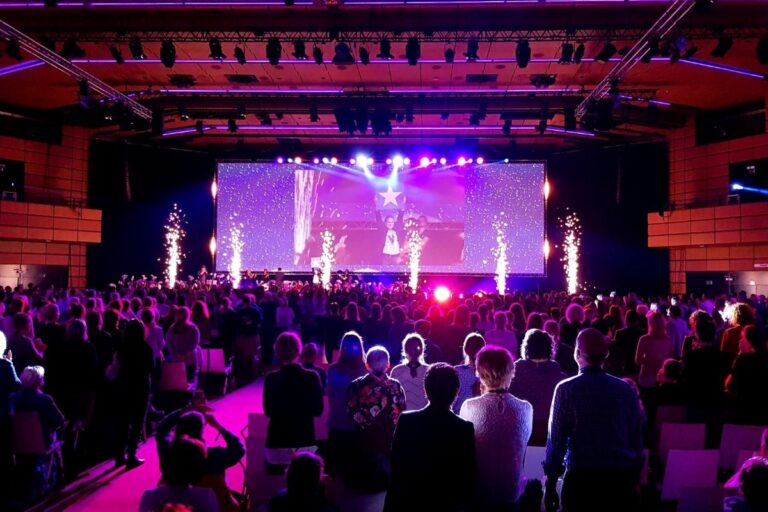 Open-Air-Bühne mit Lichtshow und Publikum – Einsatz von Pyrotechnik bei Großveranstaltungen