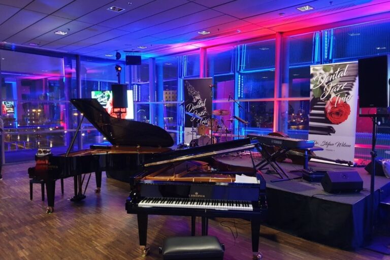 Pianopräsentation mit farbiger Bühnenbeleuchtung – Ton- und Lichttechnik von MEB bei Kulturveranstaltung in Österreich