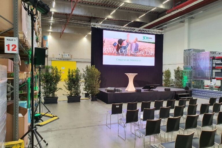 Messestand mit LED-Screen, Traversen und Podest – Bühnentechnik zur Miete bei MEB
