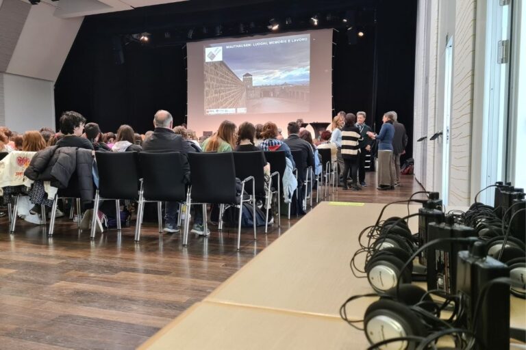 Internationale Konferenz mit Dolmetschkabinen und Teilnehmern – MEB Veranstaltungstechnik sorgt für klare Kommunikation über Sprachgrenzen hinweg