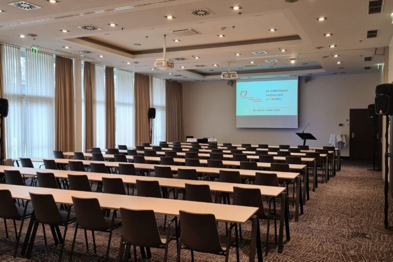 Konferenzraum mit Mikrofonen und Präsentationstechnik – Beispiel für moderne Konferenztechnik von MEB