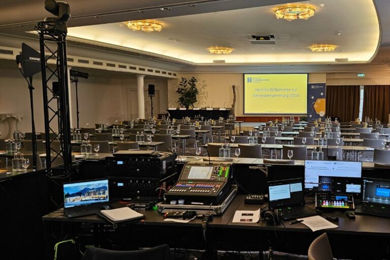 Regieraum mit Displays, Kamerasteuerung und Beamer – visuelle Technik für hybride Konferenzen und Livestreams