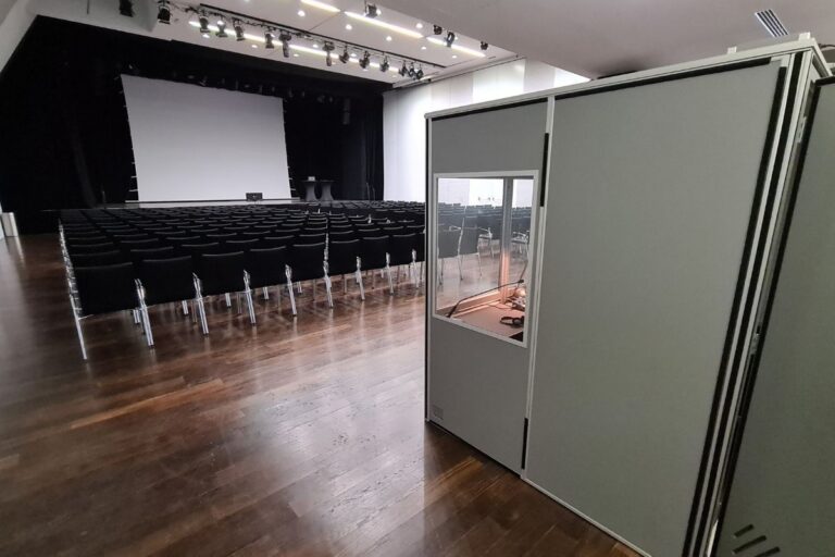 Schallisolierte Dolmetschkabinen in Konferenzsaal – stationäre Lösung für mehrsprachige Panels oder Tagungen