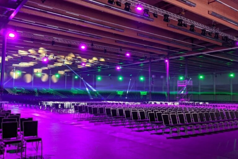 Lichtdesign und Bühnentechnik bei Indoor-Event – MEB sorgt für Ton-, Licht- und Videotechnik auf hohem Niveau