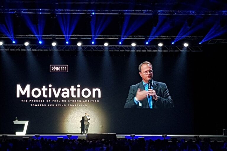Bühne mit Keynote-Speaker bei einem hybriden Event – professionelles Streaming-Setup mit Kamera und LED-Wall durch MEB Veranstaltungstechnik