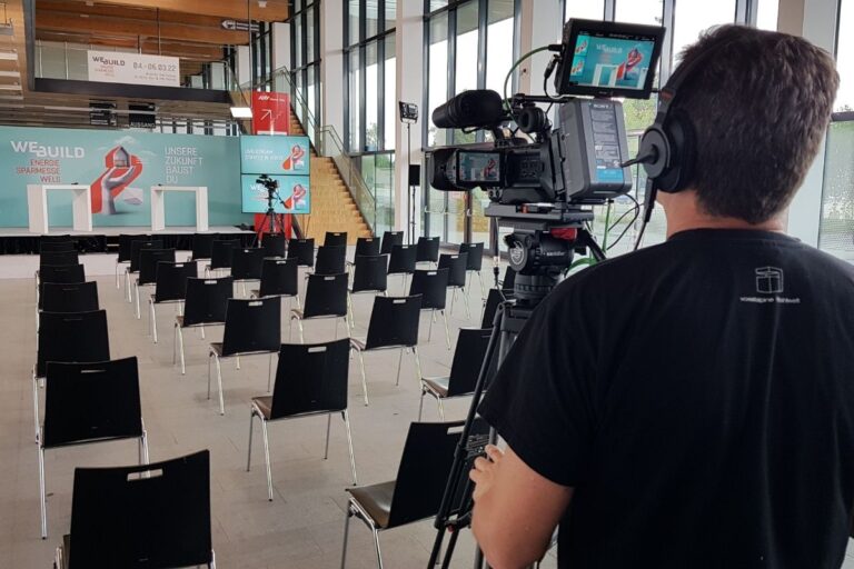 Kameramann filmt leeren Veranstaltungsraum – Videotechnik zur Miete für Livestreams und Konferenzen