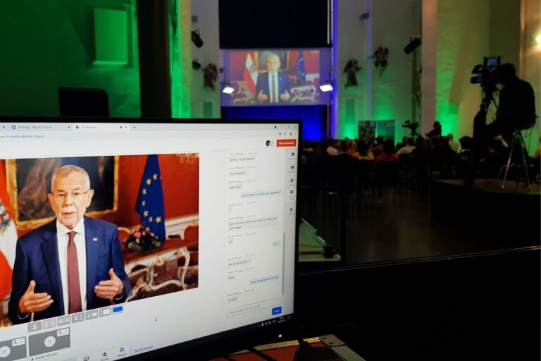 Hybride Konferenz mit Livestreaming und Bildschirmübertragung – Beispiel für professionelle Online-Eventtechnik