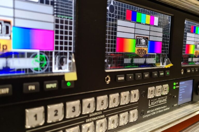 Mediensteuerung und Signalverteilung für synchrone Video- und Audiotechnik bei Veranstaltungen – Technik aus dem Regieraum von MEB