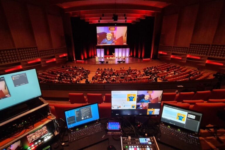 Blick auf Bühne, Lichttechnik und Regieplatz bei einer Konferenz – Beispiel für Eventtechnik-Referenz von MEB Veranstaltungstechnik