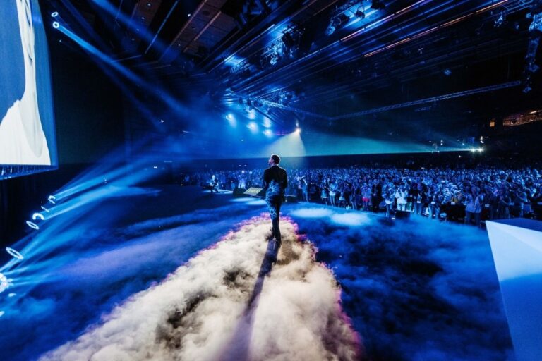 Bühneneffekt mit Nebelmaschine und Lichttechnik – Spezialeffekte für Shows und Veranstaltungen