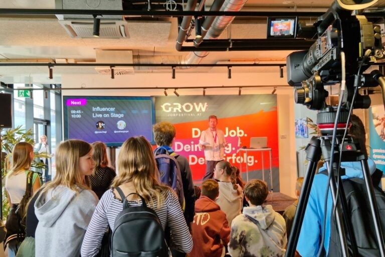 Techniker mit Dolmetschtechnik bei Live-Event – Betreuung und Dolmetschservice direkt vor Ort durch MEB