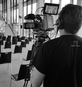 Kameramann filmt leeren Konferenzraum für Livestream oder Aufzeichnung – professionelle Eventproduktion durch MEB Veranstaltungstechnik