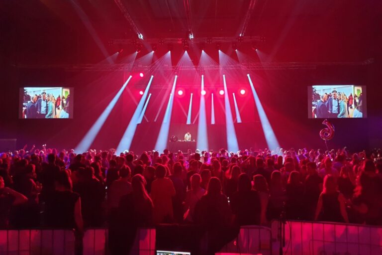 Bühne mit Lichttechnik und LED-Wand bei einer Konferenz – Full-Service Eventtechnik von MEB Veranstaltungstechnik