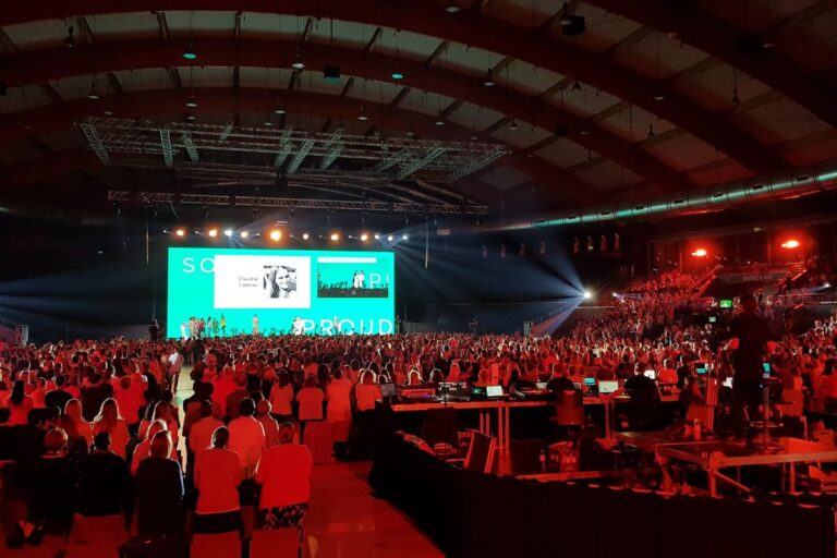 Großveranstaltung mit Bühnenlicht und Projektionsleinwand – Techniklösungen für Events in ganz Österreich
