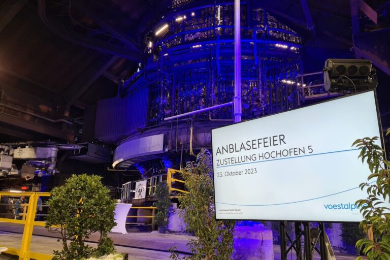 Eventlocation mit Beschilderung und Bühnenlicht – MEB Veranstaltungstechnik bei einer Firmenveranstaltung mit Full-Service-Setup