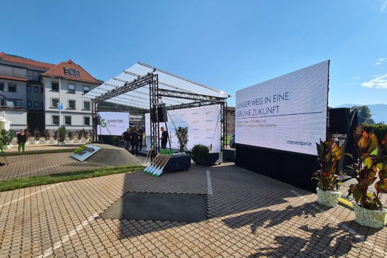 Open-Air-Veranstaltung mit Bühne, LED-Wand und Banner – Mietlösung für Technik bei Events im Freien