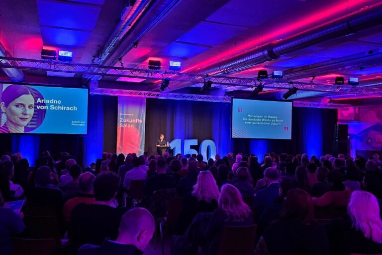 Veranstaltung mit Bühne, LED-Wand und großem Publikum – Full-Service Eventtechnik von MEB für professionelle Eventumsetzungen in Österreich