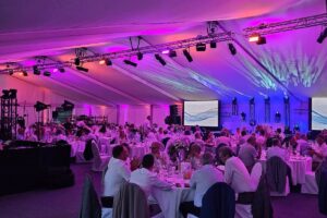 Stimmungsvolle Beleuchtung bei Galaabend – Lichttechnik von MEB schafft Atmosphäre für Events jeder Größe