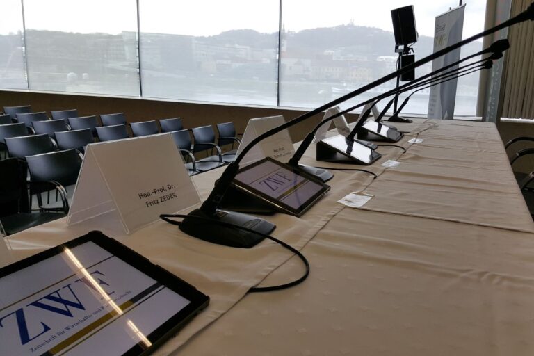 Konferenztisch mit Mikrofonen und Bedienfeldern – drahtlose und kabelgebundene Tischsprechstellen für strukturierte Wortmeldungen