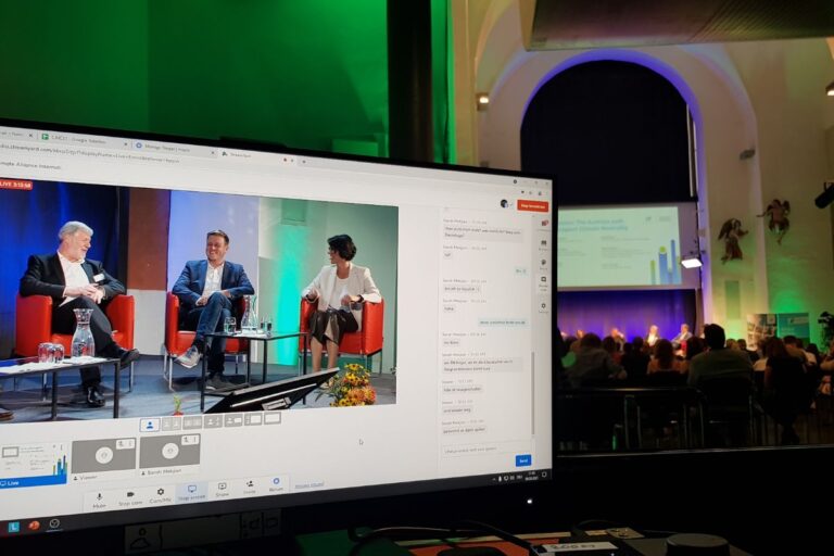 Livestream-Setup mit Konferenzübertragung und Regiemonitor – hybride Eventtechnik von MEB Veranstaltungstechnik für Online- und Vor-Ort-Teilnehmende
