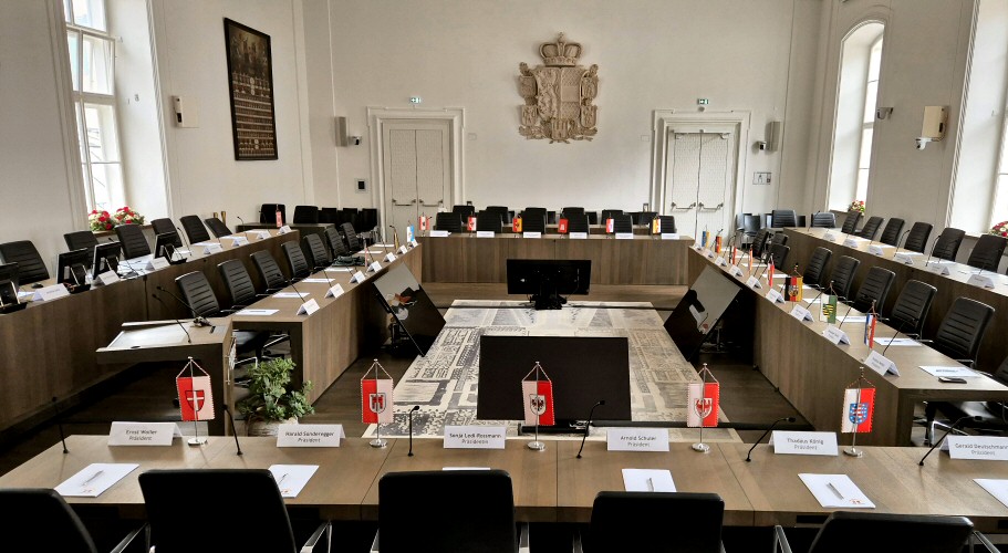 Salzburger Landtag, Konferenztechnik MEB, Tontechnik, Screen, Tischsprechstellen